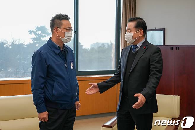 11일 송지용 전북도의장(오른쪽)이 신임 최준혁 현대자동차 전주공장장과 면담을 갖고 전주공장의 빠른 정상화와 지역경제와의 상생을 당부하고 있다.(전북도의회제공)2022.1.11/뉴스1