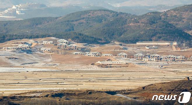 북한이 엿새 만에 다시 동해상으로 탄도미사일로 추정되는 발사체를 발사한 11일 경기도 파주시 오두산전망대에서 바라본 북한 개풍군 마을에 적막이 흐르고 있다. 2022.1.11/뉴스1 © News1 허경 기자