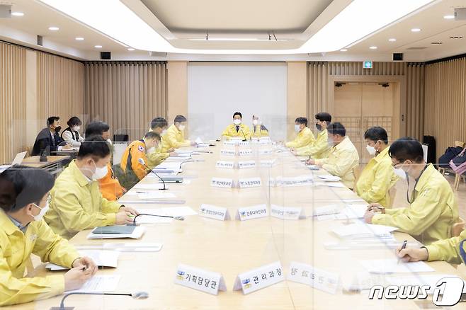 (수원=뉴스1) 진현권 기자 = 오병권 경기도지사 권한대행은 11일 오후 경기도청에서 평택 냉동물류창고 공사장 화재와 소방관 순직 사고에 대한 후속 조치의 일환으로 대형화재 예방과 공사장 위험물질 관리방안 긴급 현안회의를 개최했다.(경기도 제공)© 뉴스1