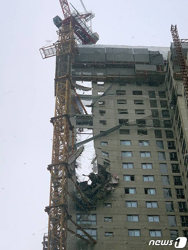 11일 오후 광주 서구 화정동의 한 아파트 공사현장에서 외벽 붕괴 사고가 발생했다. 사진은 사고가 발생한 아파트 공사현장 모습.2022.1.11/뉴스1 © News1 정다움 기자