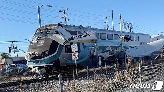 9일(현지시간) 캘리포니아주 로스앤젤레스 철도에 비상 착륙한 경비행기와 기차가 충돌한 뒤 멈춰 서 있는 모습이 보인다. © 로이터=뉴스1 © News1 우동명 기자