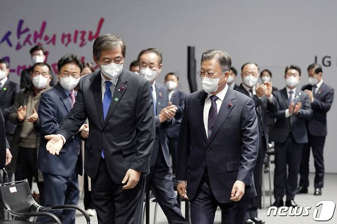 문재인 대통령이 11일 오전 경북 구미시 구미코에서 열린 구미형 일자리 LG BCM(Battery Core Material) 공장 착공식에 참석하고 있다.2022.1.11/뉴스1 © News1 이광호 기자