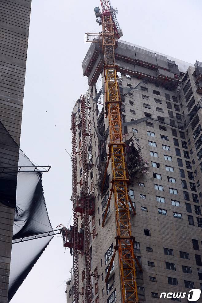 11일 오후 광주 서구 화정동 한 아파트 공사현장에서 외벽 붕괴 사고가 발생했다. 사진은 사고가 발생한 아파트 공사현장 모습.2022.1.11/뉴스1 © News1 정다움 기자