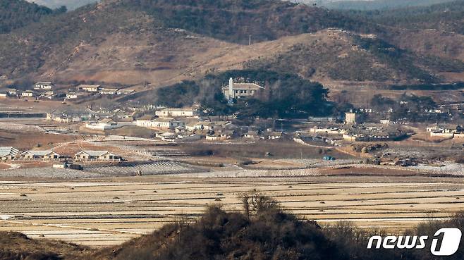 북한이 엿새 만에 다시 동해상으로 탄도미사일로 추정되는 발사체를 발사한 11일 경기도 파주시 오두산전망대에서 바라본 북한 개풍군 마을에 적막이 흐르고 있다. 2022.1.11/뉴스1 © News1 허경 기자