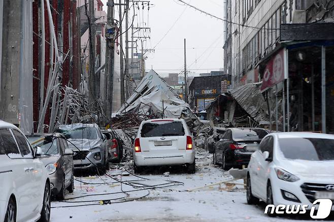 11일 오후 광주 서구 화정동 한 아파트 공사현장에서 외벽 붕괴 사고가 발생했다. 사진은 사고가 발생한 아파트 공사현장 모습.2022.1.11/뉴스1 © News1 정다움 기자