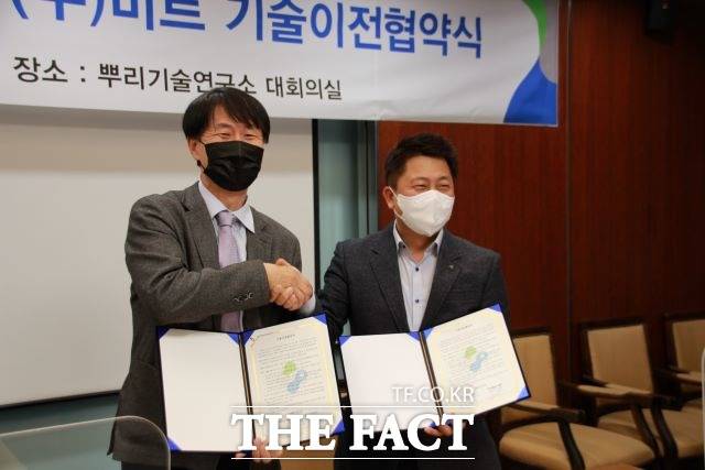한국생산기술연구원 뿌리기술연구소 김택수(왼쪽) 소장과 (주)비트 연장흠 대표가 기술이전 협약을 체결한 뒤 기념촬영을 하고 있다./ 인천= 김경호 기자