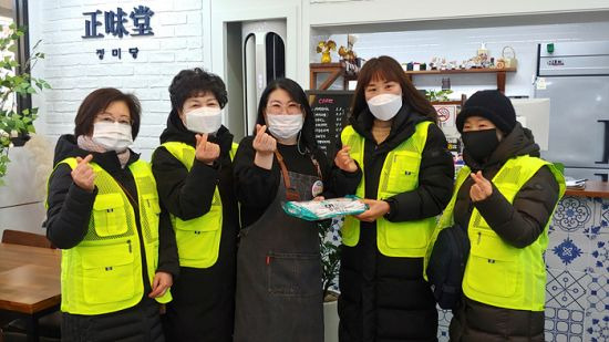 도봉구 ‘우리 마을 탄소중립 실천가게’ 선정업체 기념 촬영(도봉구 노해로69길 103 동아청솔아파트 상가 정미당)