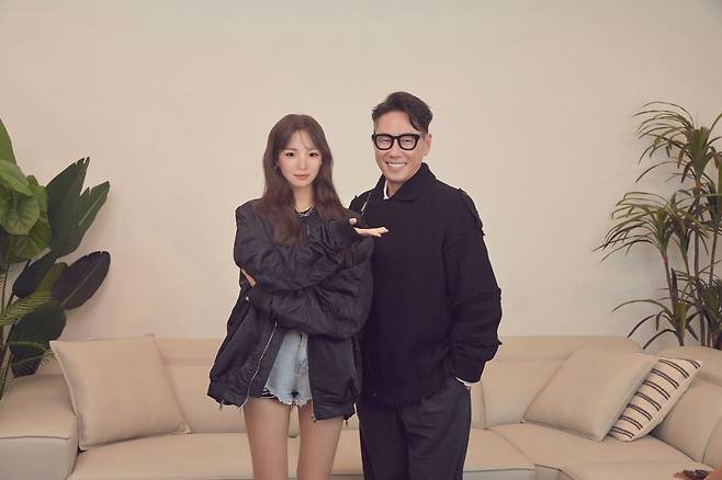 미스틱스토리의 대표 프로듀서인 윤종신(오른쪽)씨와 LG전자의 가상 인플루언서 래아가 기념 촬영을 한 모습. /연합뉴스