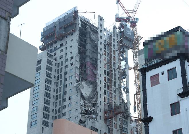11일 오후 4시쯤 광주 서구 화정동에서 신축 공사 중인 고층아파트의 외벽이 무너져내렸다. /연합뉴스