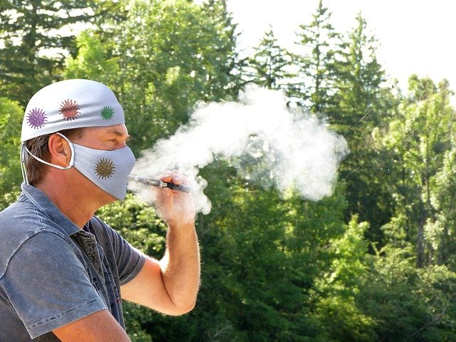 액상형 전자담배의 간접흡연이 호흡기 질환의 유발 가능성을 2~3배 높인다는 연구결과가 나왔다. 픽사베이 제공