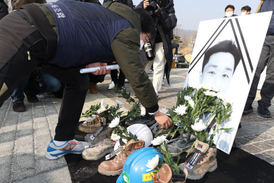 11일 전기업계 등에 따르면 고 김다운 씨의 사고가 반복되지 않도록  하려면 한전 협력업체들이 충분한 안전투자를 갖추도록 해야 한다는 지적 나오고 있다. 10일 오전 서울 종로구 청와대 분수대 앞에서 열린 '고 김다운 전기노동자 산재사망 추모 및 한전 실태 규탄 기자회견'에서 참석자들이 영정에 헌화하고 있다. <연합뉴스>