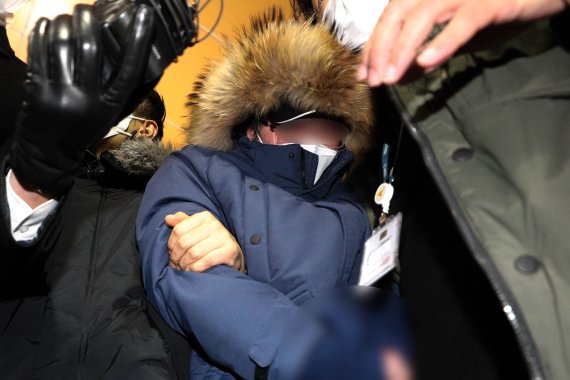 '회삿돈 횡령' 혐의를 받는 오스템임플란트 직원 이 모씨가 6일 새벽 서울 강서경찰서로 압송되고 있다. /사진=뉴스1