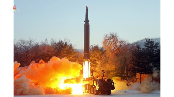 [서울=뉴시스] 북한 조선중앙TV는 지난 5일 국방과학원이 극초음속 미사일 시험발사를 진행했다고 6일 보도 했다. (사진=조선중앙TV 캡처) 2022.01.06. photo@newsis.com *재판매 및 DB 금지 /사진=뉴시스