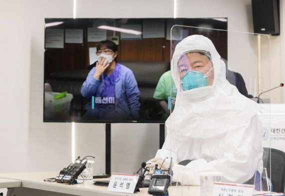 국회사진기자단 = 윤석열 국민의힘 대선 후보가 11일 서울 중구 대한간호협회를 방문해 방호복을 입고 간담회를 하고 있다. 사진=뉴시스