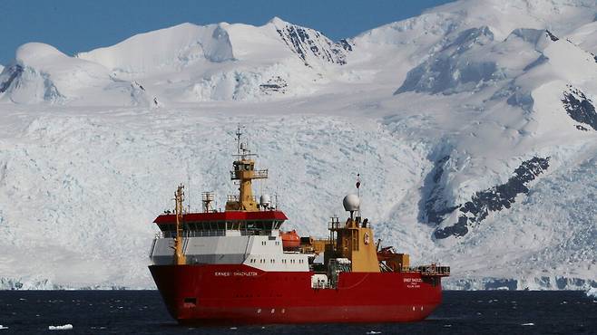 영국 남극조사단의 연구선 어니스트 섀클턴 호가 남극에 정박해 있다. 선체 표면에는 수많은 생물이 부착해 이동한다. 로이드 페크 제공.