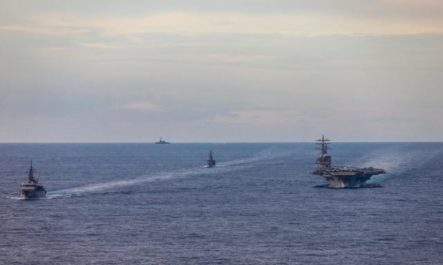 일본 해상자위대 연습함 가시마호와 시마유키호가 2020년 7월 남중국해에서 미 해군의 니미츠급 항공모함 로널드 레이건호와 공동 훈련을 하고 있다. 미 해군 제공 로이터 연합뉴스