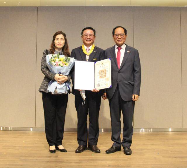윤상호(가운데) 전 하노이 한인회장이 지난 5일 주베트남 한국대사관에서 국민훈장 동백장을 받고 기념촬영을 하고 있다. 하노이 한인회 제공