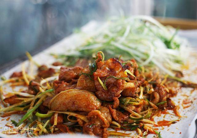 병영면 배진강 식당의 연탄불고기.