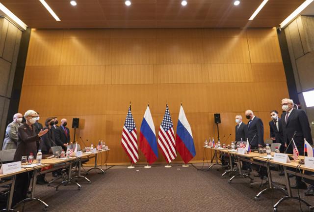 웬디 셔먼(맨 왼쪽) 미국 국무부 부장관과 세르게이 랴브코프(맨 오른쪽) 러시아 외무차관이 10일 스위스 제네바 주재 미국대표부에서 열린 미러 안보 회담에 참석하고 있다. 제네바=AP 연합뉴스