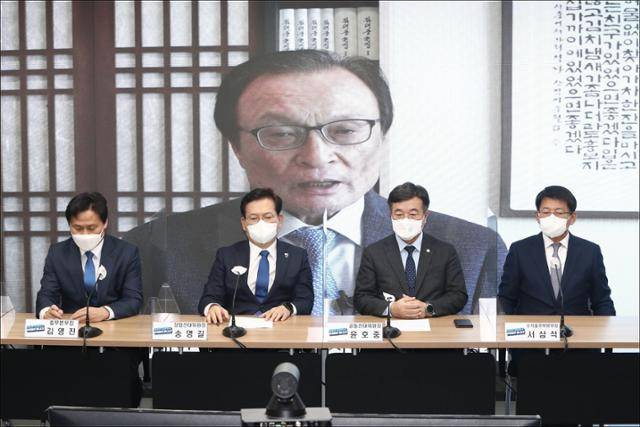 더불어민주당 송영길 상임선대위원장과 윤호중 공동선대위원장 등이 1일 서울 여의도 더불어민주당 중앙당사에서 청년, 자영업자들과 온라인 화상으로 가진 2022년 임인년 새해 시무식에서 이해찬 상임고문의 새해 인사말을 시청하고 있다. 연합뉴스