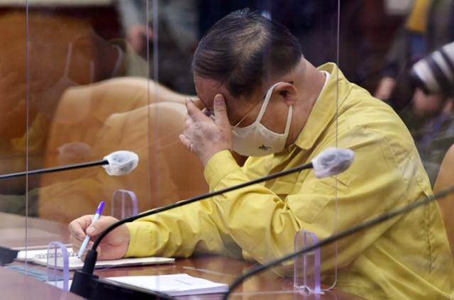 홍남기 부총리 겸 기획재정부 장관이 7일 정부서울청사에서 열린 코로나19 대응 중앙재난안전대책본부 회의에 참석해 자료를 살펴보고 있다. 뉴시스