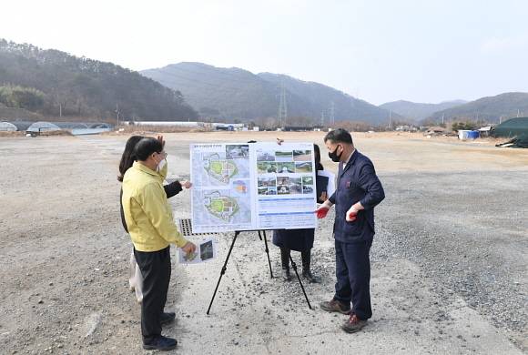 오규석 기장군수가 지난 10일 기장군 중점 추진사업 중 하나인 ‘철마도시농업공원 조성지’를 찾아 현장을 살펴보고 있다. [사진=기장군]