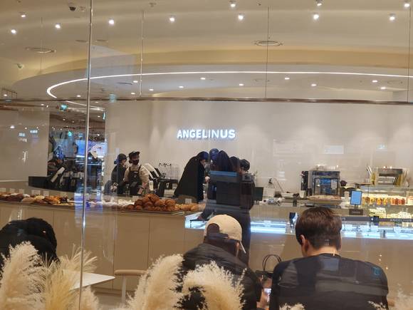새로운 콘셉트가 적용된 엔제리너스 롯데월드몰B1점 [사진=김승권 기자]