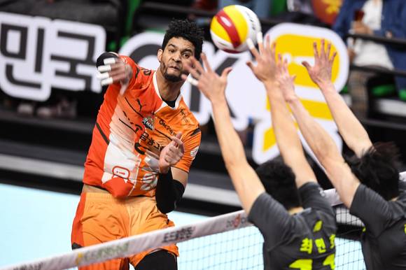 발목 부상을 당한 뒤 그동안 결장했던 OK금융그룹 레오(왼쪽)가 11일 열린 현대캐피탈과 홈 경기을 통해 코트 복귀전을 치렀다. 레오가 이날 상대 블로커 사이로 스파이크를 시도하고 있다. [사진=한국배구연맹(KOVO)]