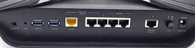 총 6개의 네트워크 포트, 2개의 USB(3.0) 포트를 갖췄다