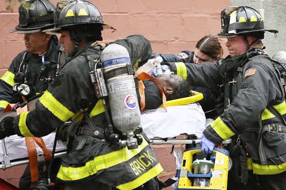 미국 뉴욕 소방구조대가 9일 뉴욕 브롱크스의 한 아파트에서 발생한 화재의 피해자에게 인공호흡을 실시하며 병원으로 후송하고 있다. AP=연합뉴스