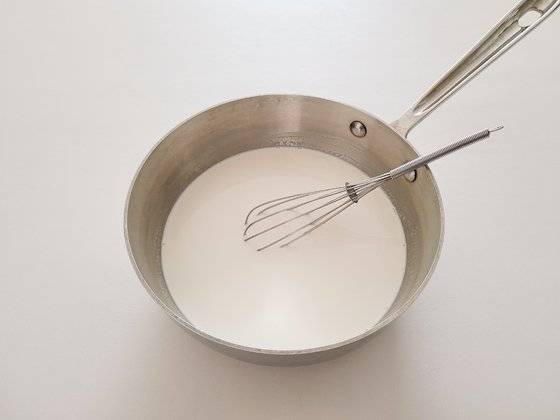 판나코타는 약불에 살짝 데우듯 우유와 설탕을 섞어 만든다. 사진 신혜원