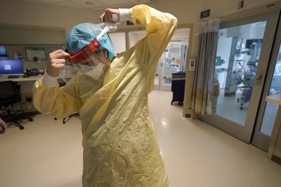 미 다트머스 히치콕 메디컬 센터 의료진이 환자 돌봄에 앞서 코로나19 방호복을 착용하고 있다. [AP=연합뉴스]