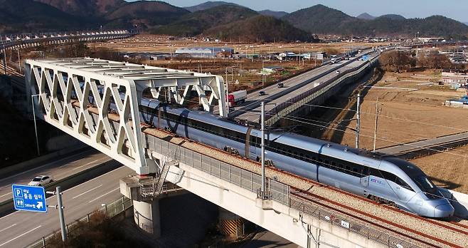 영남권 4개 철도노선 중 하나인 KTX-이음 고속열차가 동해선을 달리고 있다. |국가철도공단 제공