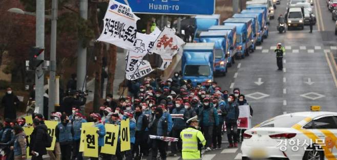 전국택배연대노조 CJ대한통운본부 조합원들이 지난달 29일 ‘CJ대한통운 총파업대회’를 마친 본사 방향으로 행진하고 있다. 한수빈 기자