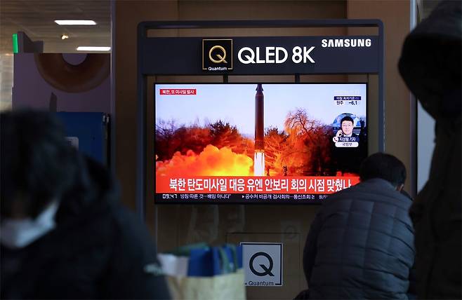 Commuters watch news about North Korea’s launch of a projectile presumed to be a ballistic missile at Seoul Station on Tuesday. (Yonhap)