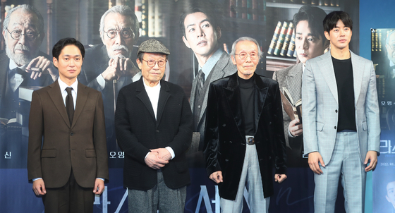 Oh Young-su, third from the left, poses with other actors who appear in the play "Last Session" during a press conference on Friday at Yes24 Stage in Jongno District, central Seoul. [ILGAN SPORTS]