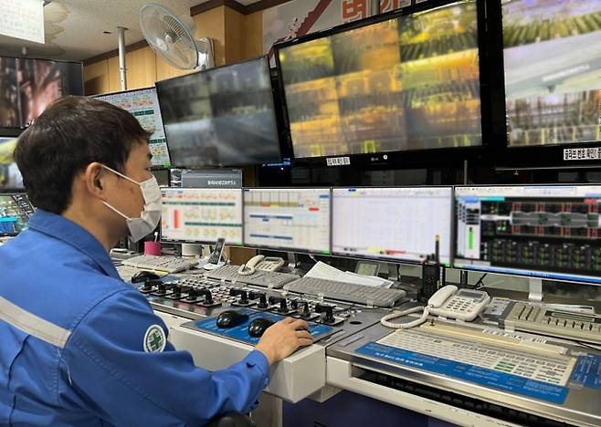 포항제철소 후판부 직원이 실시간 자동 연소 제어 시스템을 이용하고 있다. (포항제철소 제공) 2022.01.11