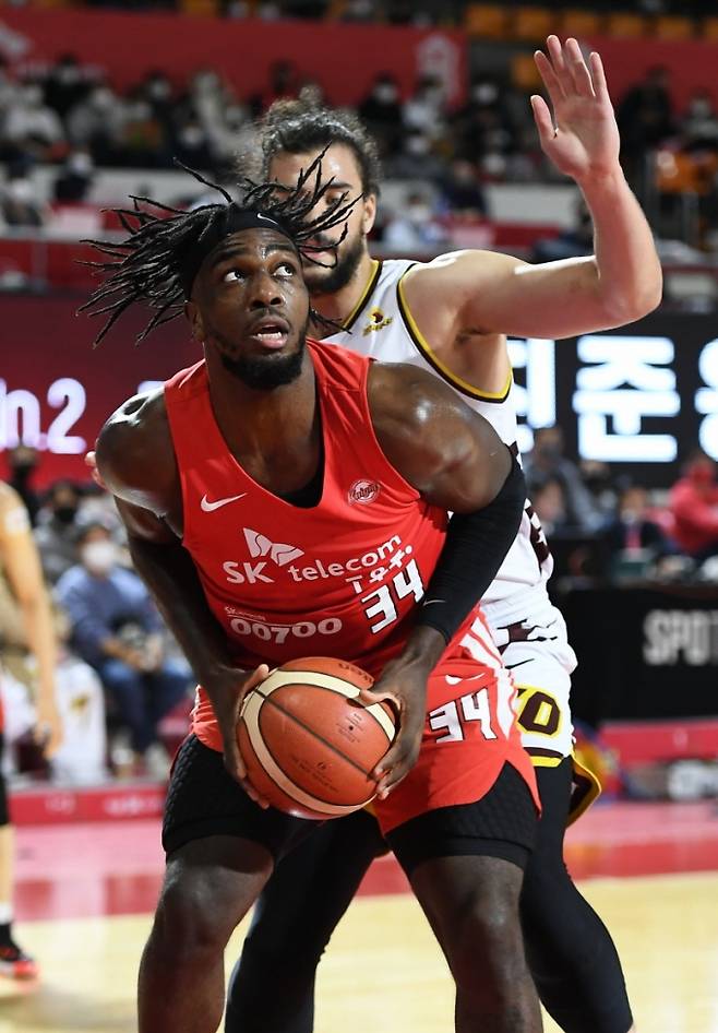 골밑슛을 시도하는 자밀 워니.&nbsp; &nbsp;프로농구연맹(KBL)