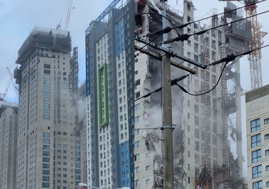 광주 서구 광천동에서 11일 신축 공사 중인 고층 아파트 외벽이 무너져 있다. 연합뉴스