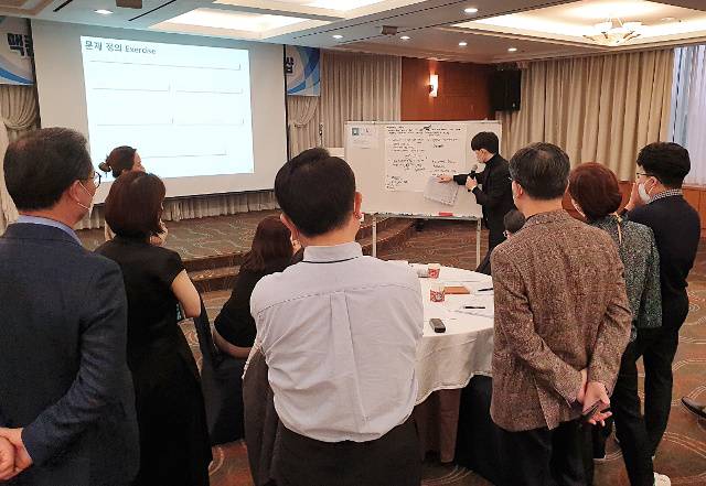 김시온 대표의 'MZ세대들의 특징' 발표를 경청하고 있는 워크숍 참가자들.