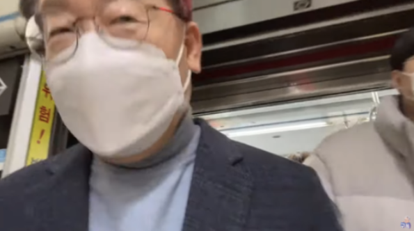 지하철 민생 탐방에 나선 이재명 더불어민주당 대선 후보 / 사진=이 후보 공식 유튜브 채널 영상 캡처