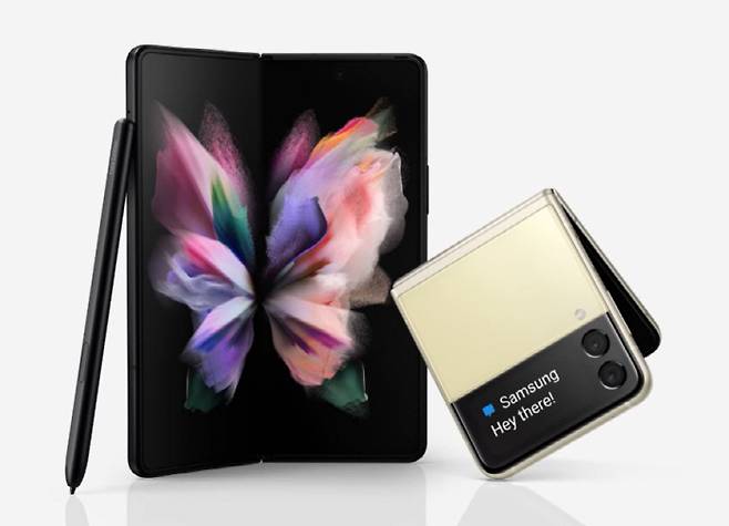 갤럭시Z폴드3(왼쪽)과 갤럭시Z플립3. [사진 제공 = 삼성전자]