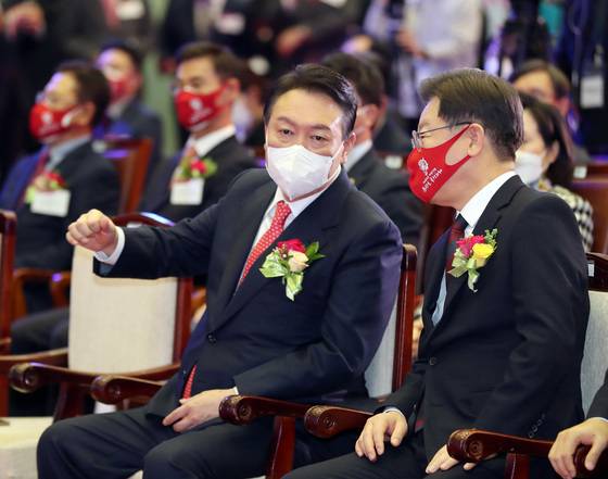 이재명 더불어민주당 대선후보와 윤석열 국민의힘 대선후보가 3일 오전 서울 영등포구 한국거래소에서 열린 2022년 증권·파생상품시장 개장식에서 대화하고 있다. /사진=뉴스1