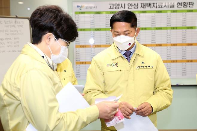 지난 10일 이재준 고양시장이 안심 재택치료 지원시설 현장점검에 나섰다. / 사진제공=고양시