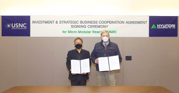 김창학(왼쪽) 현대엔지니어링 사장과 프란체스코 베네리 USNC CEO가 투자협약을 체결하고 기념 사진을 찍고 있다. [현대엔지니어링 제공]