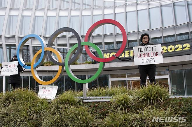 [로잔=AP/뉴시스] 티벳청소년위원회의 한 회원이 지난해 12월 11일(현지시간) 스위스 로잔의 IOC 본부 앞에서 베이징 동계올림픽에 반대하는 시위를 하고 있다. 2022.01.11.