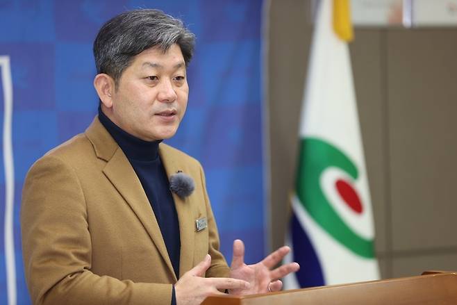 [고성(경남)=뉴시스] 신정철 기자= 백두현 경남 고성군수는 11일 군청중회의실에서 브리핑을 갖고, 지방선거에 앞서 선거구 획정에 기존 4개 선거구에서 3개 선거구로 변경하는 의견을 군민들의 의견을 수렴해 경남도 선거구획정위에 제출했다고 밝혔다.(사진=고성군 제공).2022.01.11. photo@newsis.com *재판매 및 DB 금지