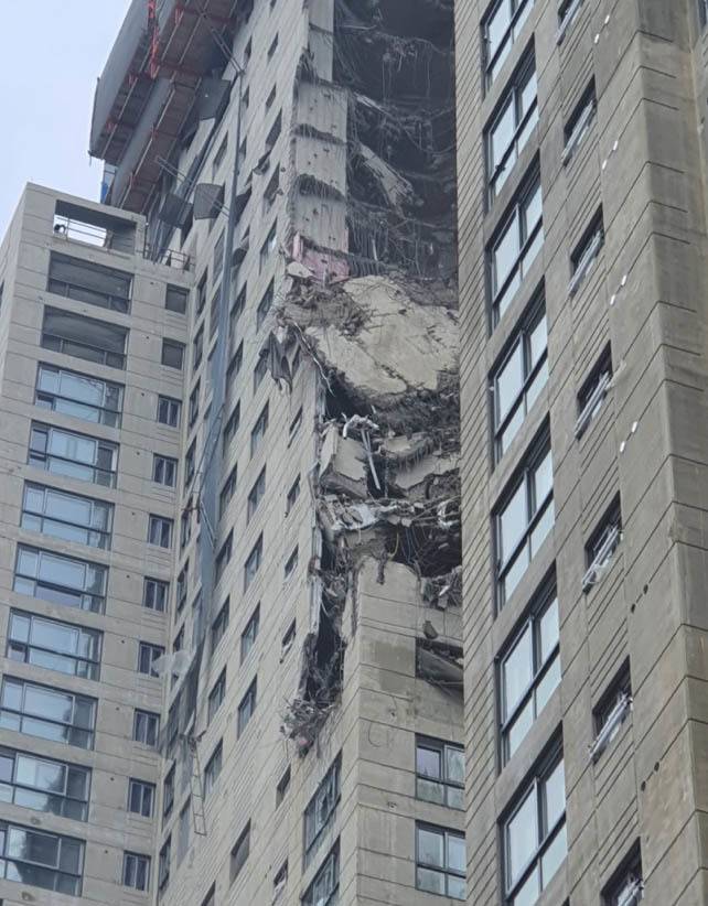 [광주=뉴시스] 변재훈 기자 = 11일 오후 3시 47분께 광주 서구 화정동 한 고층아파트 신축 현장 외벽이 무너져 내렸다.(사진=독자 제공) 2022.01.11. photo@newsis.com *재판매 및 DB 금지