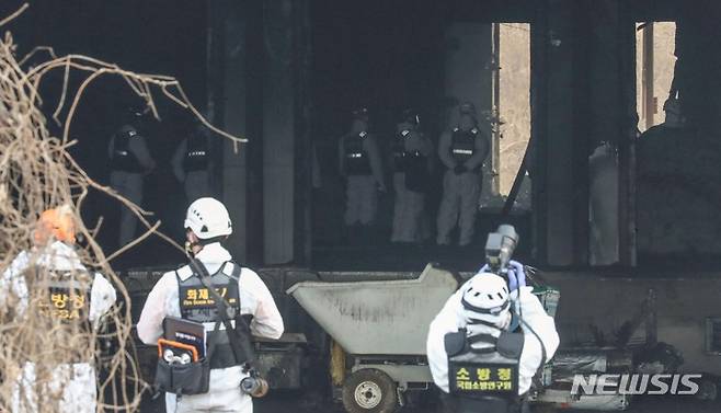 [평택=뉴시스] 김종택 기자 = 소방관 3명이 순직한 경기도 평택 냉동창고 신축 공사장 화재현장에서 10일 오전 경찰과 소방, 국과수 등 관계자들이 합동감식을 하고 있다. (공동취재사진) 2022.01.10. photo@newsis.com