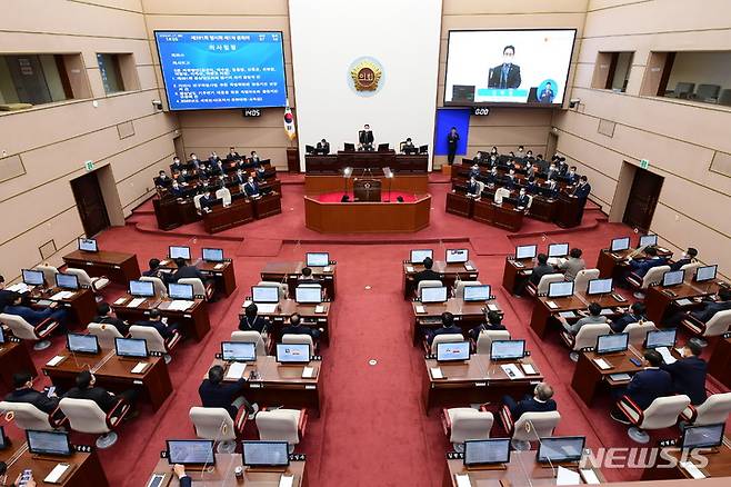 [창원=뉴시스] 홍정명 기자= 경남도의회 김하용 의장이 11일 오후 열린 제391회 임시회 제1차 본회의에서 개회사를 하고 있다.(사진=경남도의회 제공) 2022.01.11. photo@newsis.com